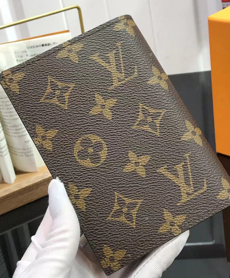 Louis Vuitton Passport Coverp Brown M64502