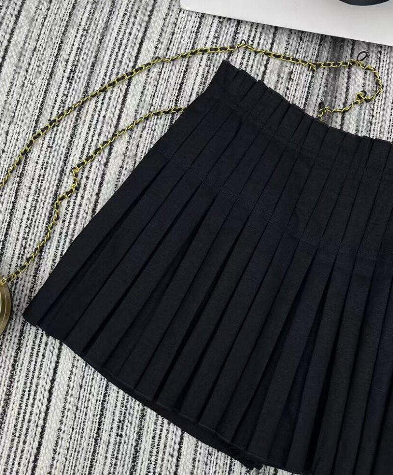 Loewe Women's Pleated Shorts In Viscose And Linen Black
