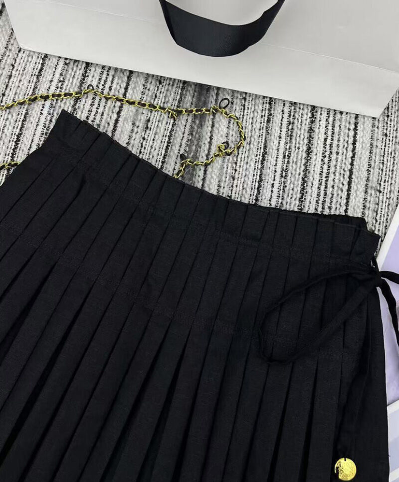 Loewe Women's Pleated Shorts In Viscose And Linen Black