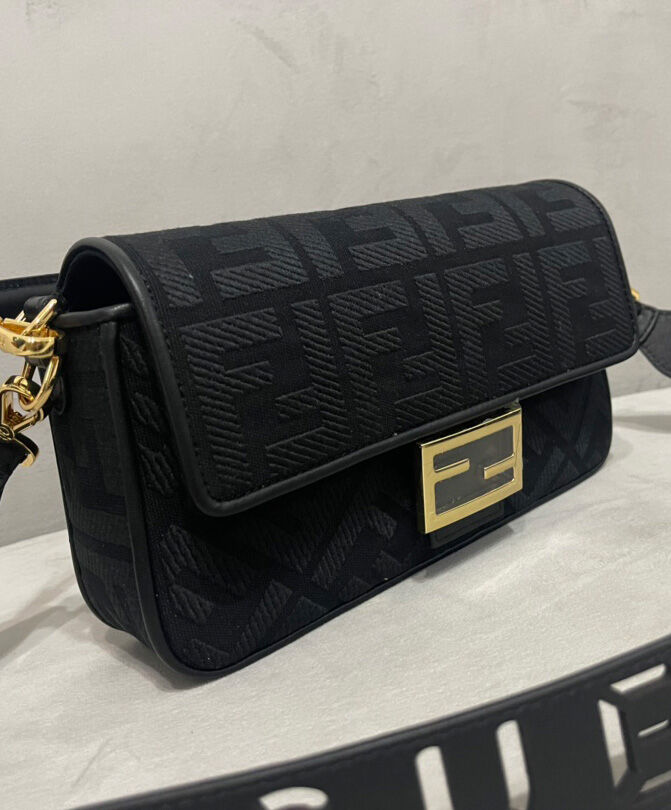 Fendi Baguette 8BR600